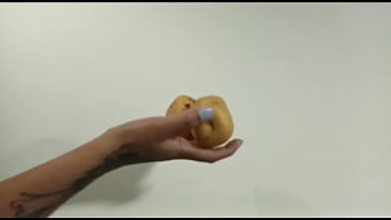 Manos pequeñas agarran criollas grandes