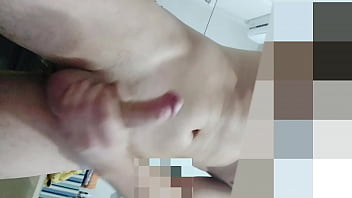 De pau duro lembrando da novinha chupando bem gostoso