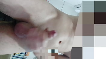 De pau duro lembrando da novinha chupando bem gostoso