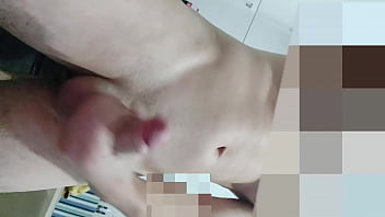 De pau duro lembrando da novinha chupando bem gostoso