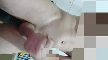 De pau duro lembrando da novinha chupando bem gostoso