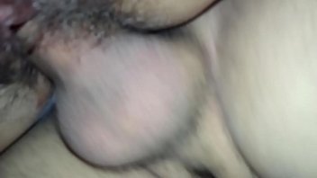 Bonny moviendo el culo de a perrito