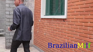 Flagrei o meu enteado cheirando a minha calcinha acabei dando o meu cu para ele bem gostoso video novo