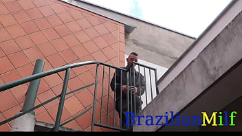 Flagrei o meu enteado cheirando a minha calcinha acabei dando o meu cu para ele bem gostoso video novo