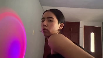 Jovencita latina atrapa a su hermanastro masturbandose