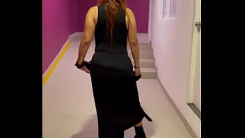 Buscando en los pasillos a un mesero para chingarmelo Buscando en los pasillos a un mesero para chingarmelo