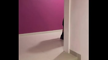 Buscando en los pasillos a un mesero para chingarmelo