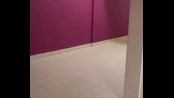 Buscando en los pasillos a un mesero para chingarmelo