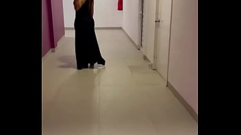 Buscando en los pasillos a un mesero para chingarmelo