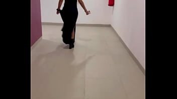 Buscando en los pasillos a un mesero para chingarmelo