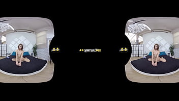 Tera honk rubs her wet pussy in hd pissing vr porn video