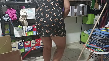 Mama haciendo limpieza en el cuarto y se le ve la tanga Mama haciendo limpieza en el cuarto y se le ve la tanga