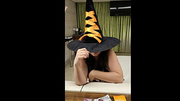 Depois da festa de halloween bruxinha gostosa fode gostoso