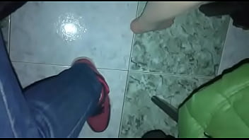 Dando dedo debajo de la falda de mi esposa nana