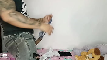 Llego a mi cuarto despues de darme una ducha y me doy cuenta que el cachondo del hijastro de mi hermanastra se esta tocando su gran polla con mi ropa interior terminamos follando parte 1