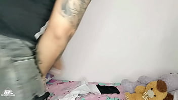 Llego a mi cuarto despues de darme una ducha y me doy cuenta que el cachondo del hijastro de mi hermanastra se esta tocando su gran polla con mi ropa interior terminamos follando parte 1
