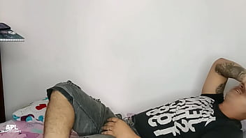 Llego a mi cuarto despues de darme una ducha y me doy cuenta que el cachondo del hijastro de mi hermanastra se esta tocando su gran polla con mi ropa interior terminamos follando parte 1