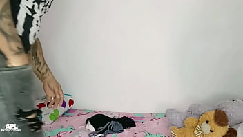 Llego a mi cuarto despues de darme una ducha y me doy cuenta que el cachondo del hijastro de mi hermanastra se esta tocando su gran polla con mi ropa interior terminamos follando parte 1