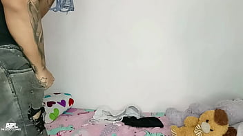 Llego a mi cuarto despues de darme una ducha y me doy cuenta que el cachondo del hijastro de mi hermanastra se esta tocando su gran polla con mi ropa interior terminamos follando parte 1