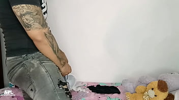 Llego a mi cuarto despues de darme una ducha y me doy cuenta que el cachondo del hijastro de mi hermanastra se esta tocando su gran polla con mi ropa interior terminamos follando parte 1