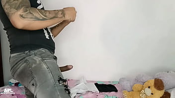 Llego a mi cuarto despues de darme una ducha y me doy cuenta que el cachondo del hijastro de mi hermanastra se esta tocando su gran polla con mi ropa interior terminamos follando parte 1 Llego a mi cuarto despues de darme una ducha y me doy cuenta que el cachondo del hijastro de mi hermanastra se esta tocando su gran polla con mi ropa interior terminamos follando parte 1