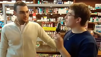 Gordo teton se autopenetra un micrófono en el ano