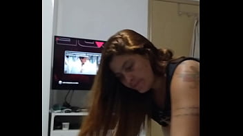 Ruiva casada faz chamada de vídeo com o amante e o marido fica olhando e batendo punheta e no final goza nos peitinhos da puta