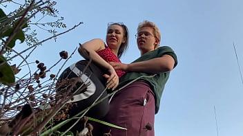 Fucking a hottie in a public park