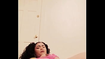 Sexycummingin my pussy plays with her kitty