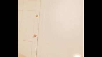 Sexycummingin my pussy plays with her kitty