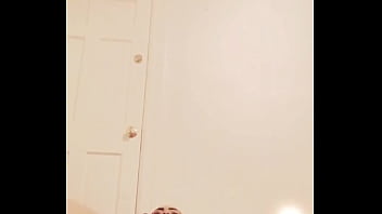 Sexycummingin my pussy plays with her kitty