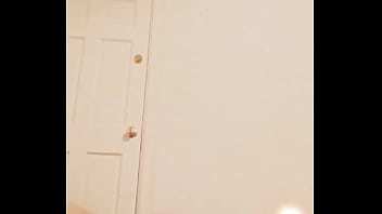 Sexycummingin my pussy plays with her kitty