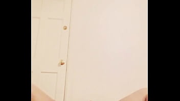 Sexycummingin my pussy plays with her kitty