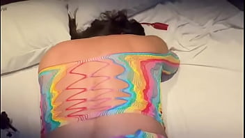 Casal brasileiro brincando no motel