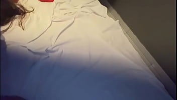 Casal brasileiro brincando no motel