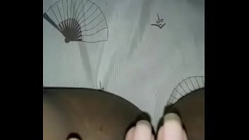 Ragazza gioca da sola