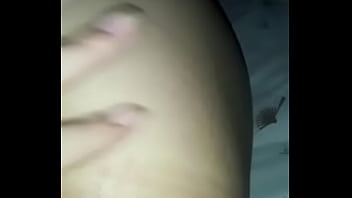 Ragazza gioca da sola