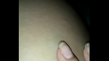 Ragazza gioca da sola