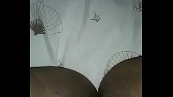 Ragazza gioca da sola