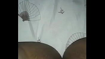 Ragazza gioca da sola