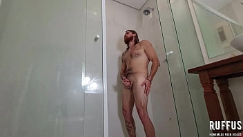 Fodendo a prima toda menstruada no chuveiro Fodendo a prima toda menstruada no chuveiro