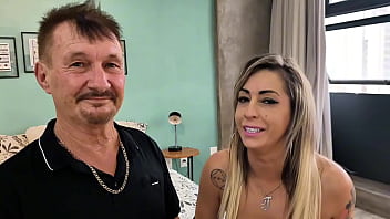 Fodendo a enteada e a madrasta juntas