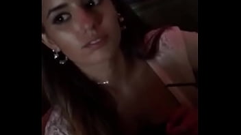 Ela pega no pau em publico Ela pega no pau em publico