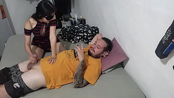 Hermanastra inocente dejó solo su cabeza pero todo entró y su coño salió goteando