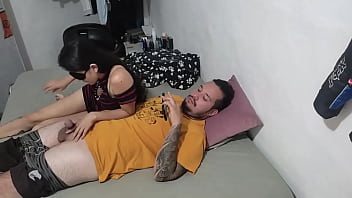 Hermanastra inocente dejó solo su cabeza pero todo entró y su coño salió goteando