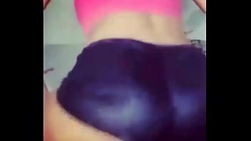 Montagem vai mulher mexe o bumbum que shortinho show