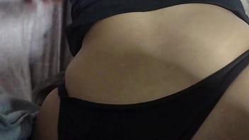 Happy new year minha visinha gostosa veio passar réveillon comigo e acabou sentando na piroca e tomando muita porra no cu free