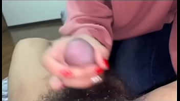 彼女が僕のジュニアを急にシコシコしてきました。そしたら僕の理性がぶっ飛んで激しくパコパコしました