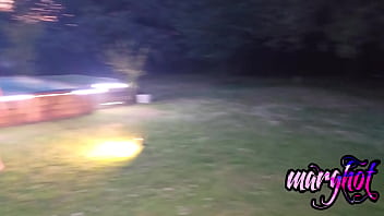 Mini gang bang au bord de la piscine un soir d'été j'invite des libertins