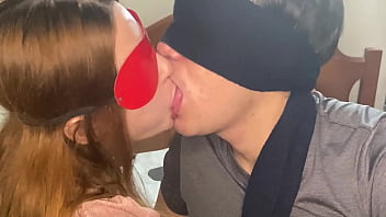 En clases de besos con mi hermanastra candente